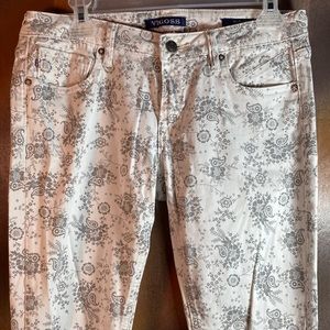 VIGOSS Jagger jeans. White with grey paisley details. 29” waist. Stretchy N.